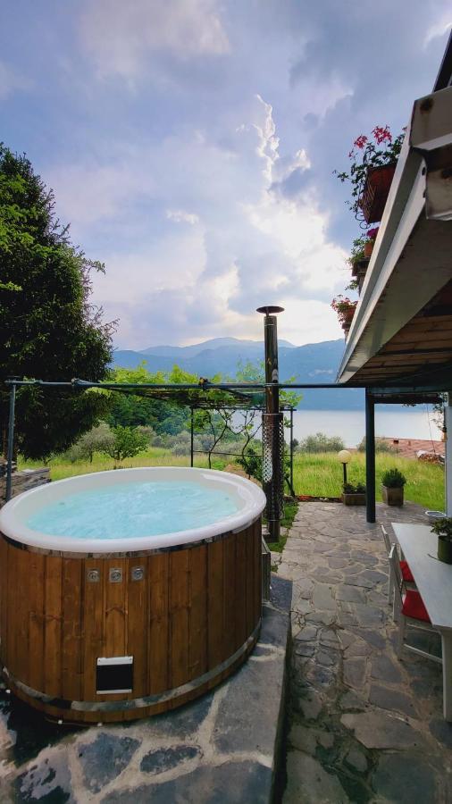 La Casetta Nel Bosco - Hot Tube And Sauna Lierna Bagian luar foto