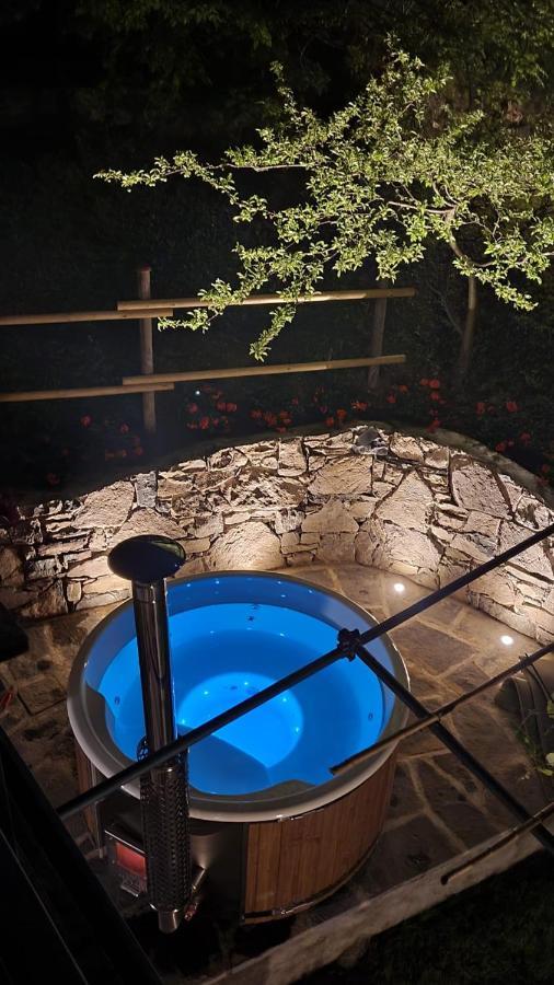 La Casetta Nel Bosco - Hot Tube And Sauna Lierna Bagian luar foto