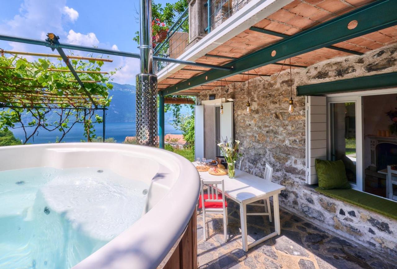 La Casetta Nel Bosco - Hot Tube And Sauna Lierna Bagian luar foto